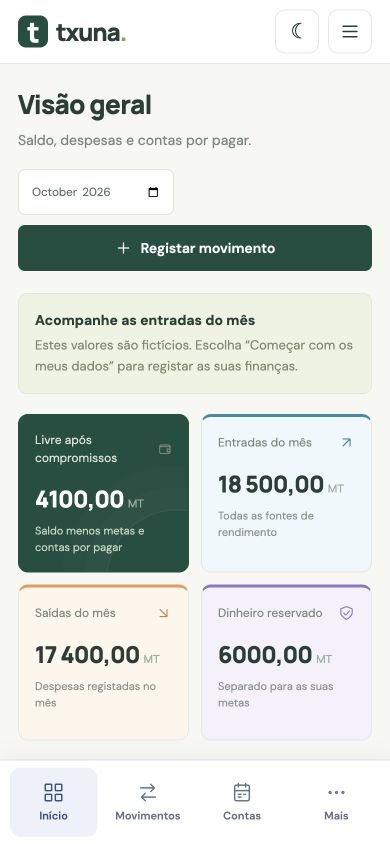 Captura real da Txuna no telemóvel, com cartões de saldo e navegação inferior. Os valores são fictícios.